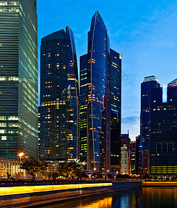 新加坡市中心商业中心摩天大楼晚上图片
