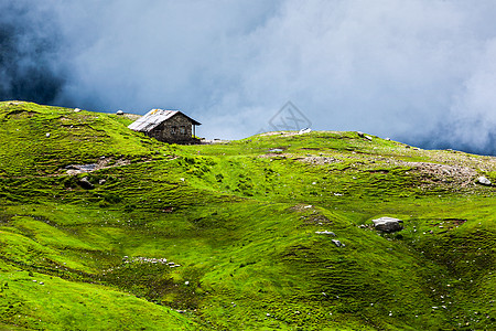 宁静,孤独的风景背景房子山上的高山草甸云背景图片