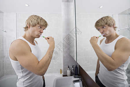 男人浴室刷牙图片