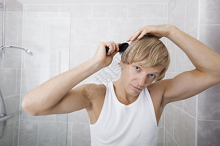 浴室梳头发的男人肖像图片