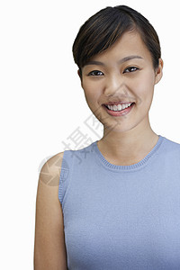 轻女人白色背景下微笑的肖像图片