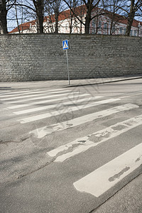 空街上的行人过路标志塔林爱沙尼亚欧洲图片
