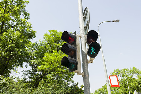 交通信号路灯晴空,布拉格,捷克共国图片