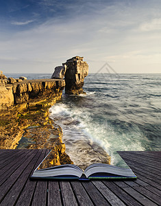 创意形象的海景景观出来的页神奇的书图片