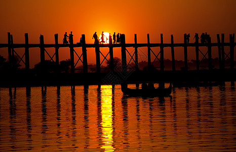 著名的滴答u贝恩桥日落附近曼德勒,缅甸图片