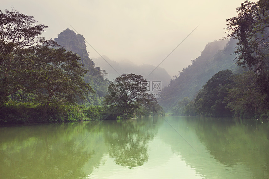 越南的宁静河图片