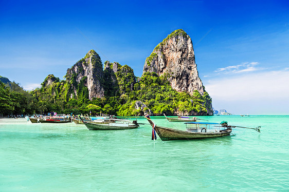 泰国美丽的海滩上的长船图片