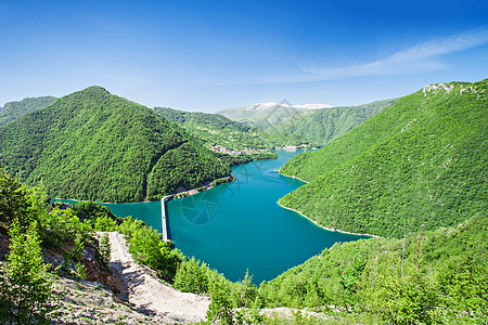 小清新风景美丽的青山湖泊与戏剧的天空背景