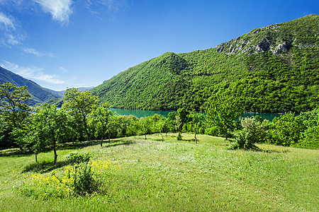 美丽的青山与戏剧的天空背景图片