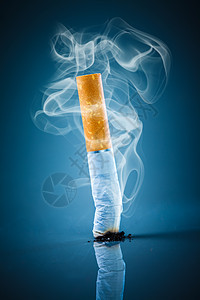 禁止吸烟蓝色背景上的烟头背景图片