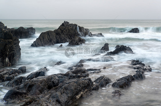 崎岖的长曝光景观海景的岩石海岸线图片