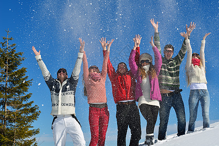 快乐的轻人体玩得开心,美丽的冬天享受新鲜的雪图片