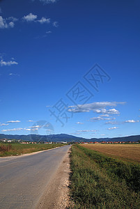 长乡村公路与天空图片