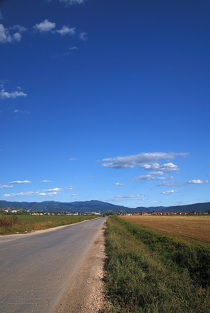 长乡村公路与天空图片