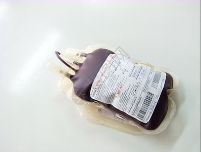 白色背景下的献血袋图片