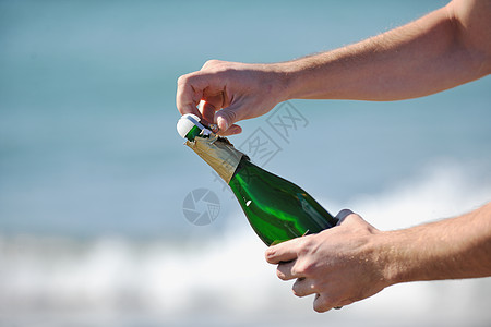 有泡香槟酒男子手打开瓶香槟酒葡萄酒饮料户外派庆祝活动背景