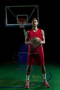 篮球场上篮球运动员的肖像,着黑色孤立背景的球图片
