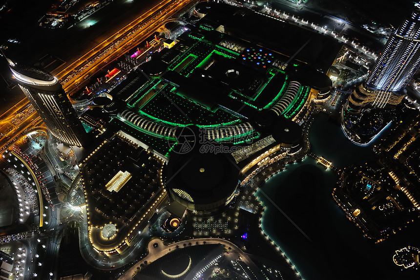 夜幕下迪拜现代城市的全景图片