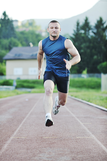 轻健康的人运动的种族运动轨道上跑步,并代表排序速度的图片