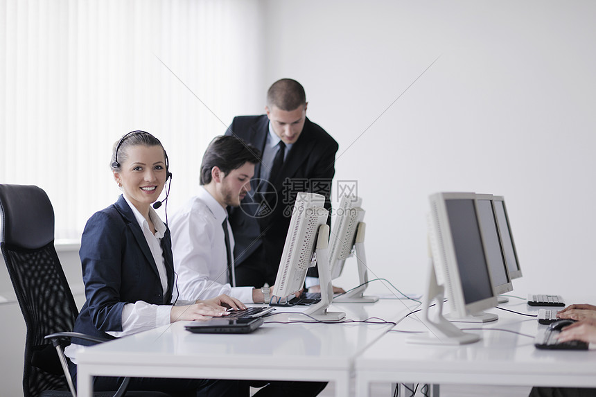 商务人员带着耳机服务台办公室为客户提供支持,经理给出培训教育指示图片