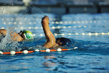 游泳男健康健身生活方式的,与轻的运动员游泳重新奥林匹克游泳池背景