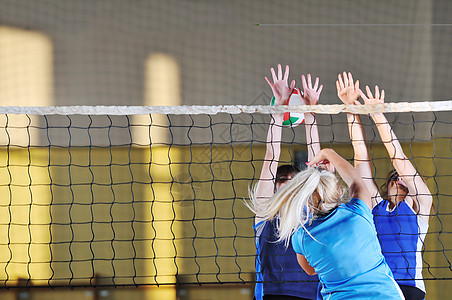 排球运动与群女孩室内运动竞技场图片