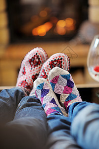 快乐的轻浪漫夫妇坐沙发前的壁炉冬天的季节家里图片