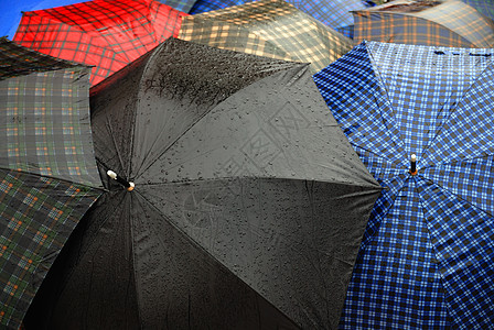 雨伞上的雨滴图片
