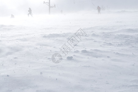 美丽的冬季景观与冰雪强风图片