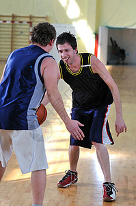 与学校健身房打篮球的人竞争图片