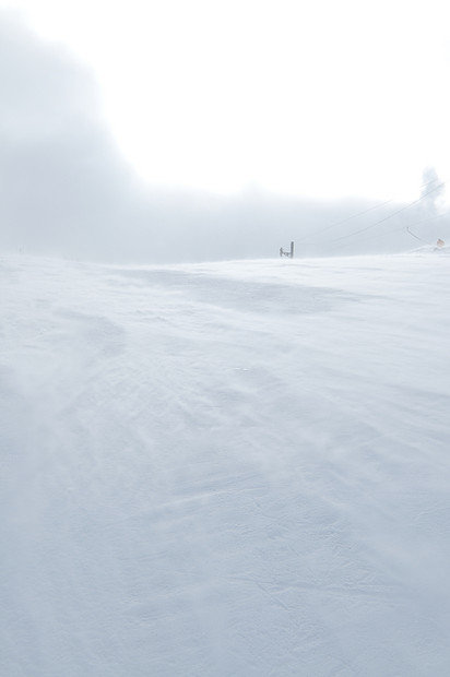 美丽的冬季景观与冰雪强风图片