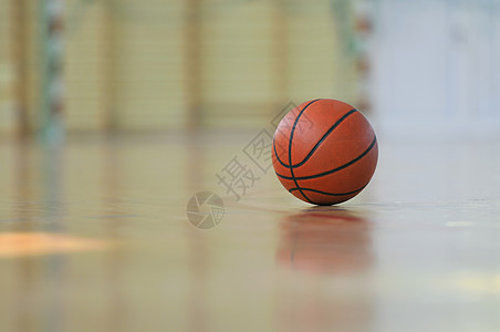 学校健身房的室内篮球乐趣高清图片素材
