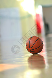 学校健身房的室内篮球室内的高清图片素材