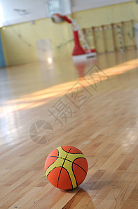 学校健身房的室内篮球图片
