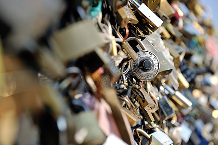 巴黎的爱情锁代表着安全的友谊浪漫图片