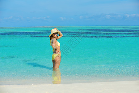 海滩比基尼快乐的轻漂亮的亚洲女人沙滩上休息背景