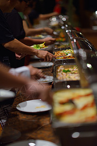 豪华餐厅室内餐饮自助食品,配肉类五颜六色的水果蔬菜图片