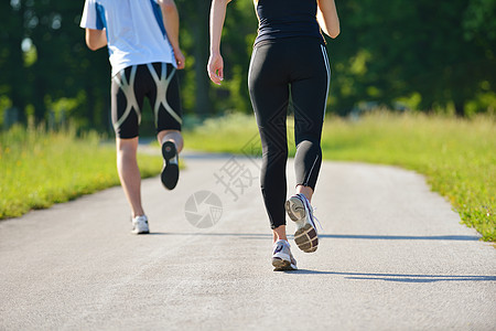 轻夫妇早上公园慢跑健康健身图片