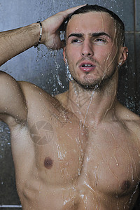 轻,英俊,吸引力的男人,肌肉,身体湿,洗澡时用黑色瓷砖背景上图片