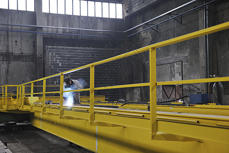 硬钢铁工业工人工厂室内用焊接机工作图片