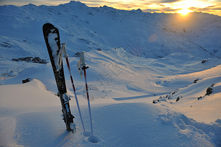 山雪滑雪与美丽的日落背景图片
