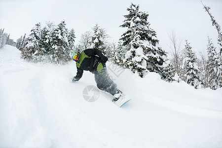 滑雪者冬季跳跳,自由骑粉状雪上图片