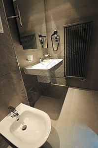 酒店内豪华的现代浴室图片