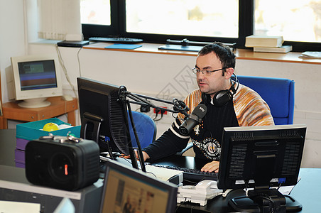 广播电台DJ阅读新闻信息图片