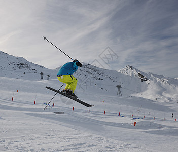 极限自由式滑雪跳跃与轻人山上的雪公园冬季季节图片