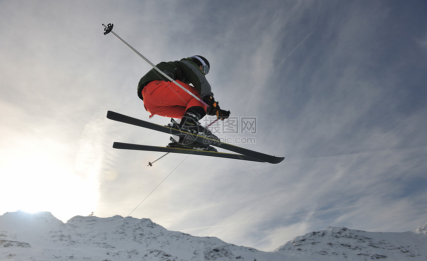 极限自由式滑雪跳跃与轻人山上的雪公园冬季季节图片