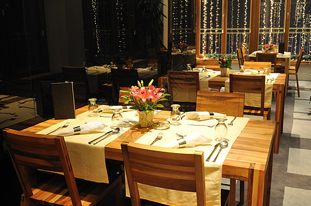 豪华的现代室内餐厅,配木制椅子桌子图片