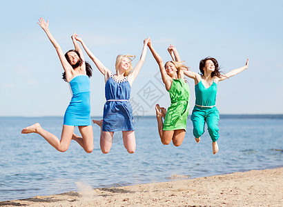 暑假假期女孩海滩上跳跃图片