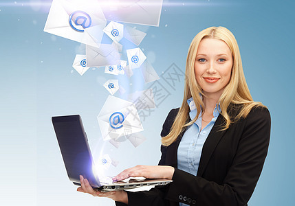 商业,通信互联网女商人手持笔记本电脑与电子邮件标志图片