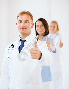 医疗保健医疗男医生与听诊器同事竖大拇指图片